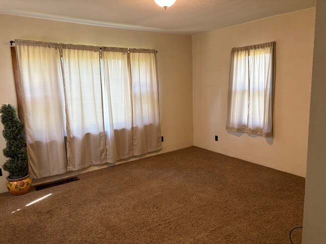 Building Photo - 760 E Fairview Dr