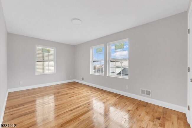 Foto del edificio - 138 Milford Ave