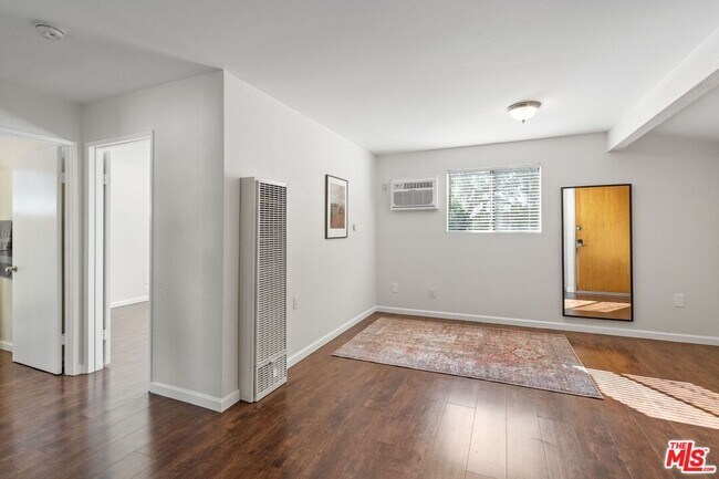 Foto del edificio - 817 N Hobart Blvd