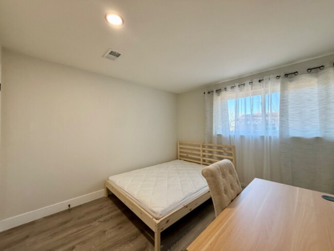 Foto del edificio - 9989 Dodge Dr