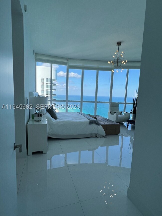 Foto del edificio - 15811 Collins Ave