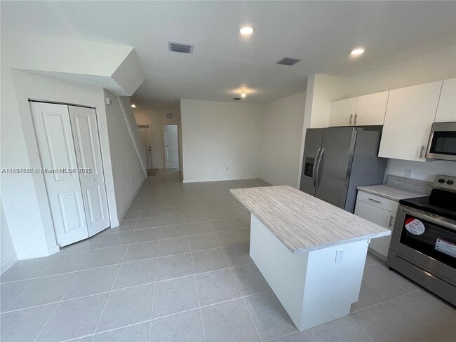 Foto del edificio - 883 NE 211th St