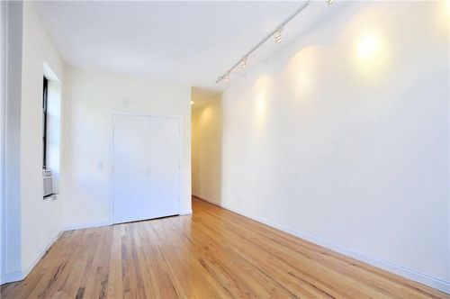 Foto del edificio - 216 E 11th St