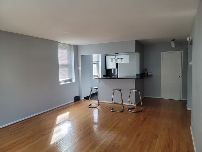 Building Photo - 253 E Delaware Plz