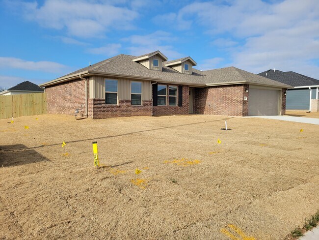 Building Photo - 923 N Labrador Ave