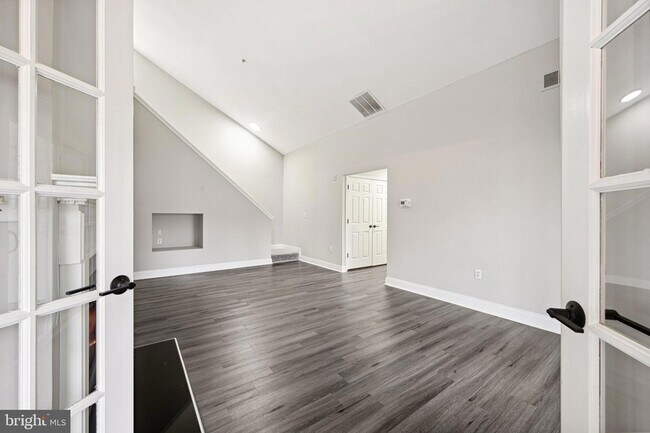 Foto del edificio - 6520 Lake Park Dr