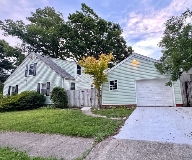 Foto del edificio - Beautiful 4 bed/3 bath home on large corne...