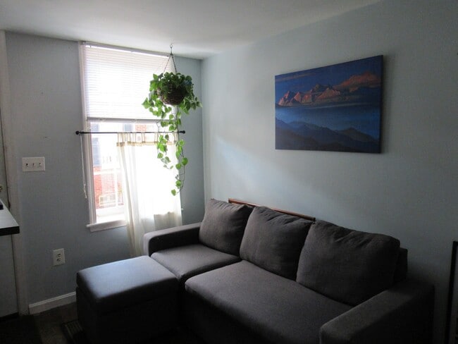 Building Photo - Must-see 1 Bedroom Townhome with Den - Rid...