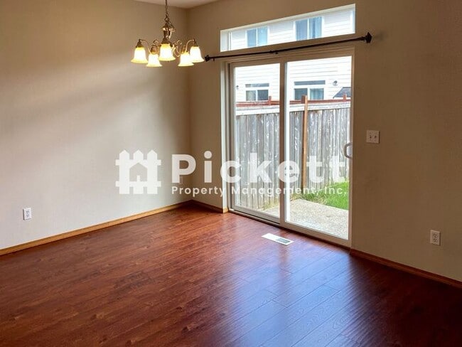 Building Photo - 233 NE Miramar Cir