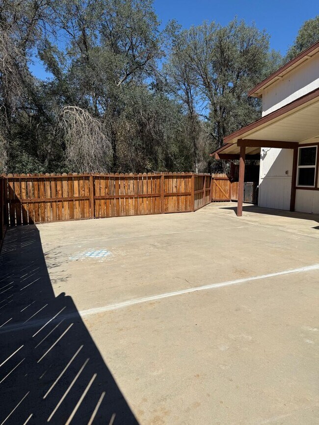 Foto del edificio - Charming Barndominium Rental with Scenic Foothill Views – Springville, CA