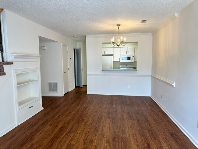 Building Photo - Condo in La Fontaine Available!