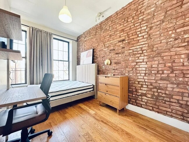 Building Photo - Furnished room/NOT APARTMENT