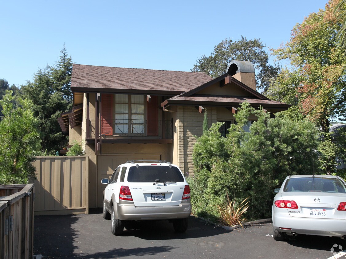 Building Photo - 1135-1137 Sir Francis Drake Blvd