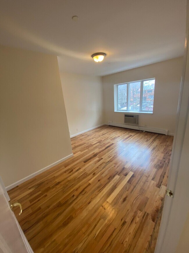Foto del edificio - 561 Warren St