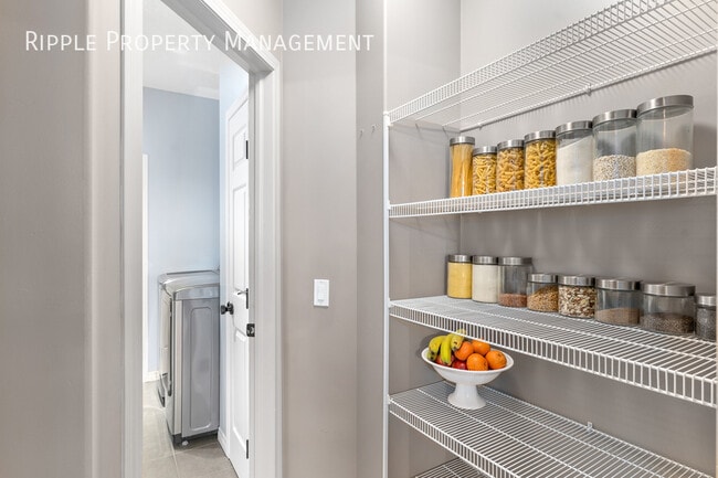 Building Photo - Modern 4 Beds, 3.5 Baths Single- Family | ...