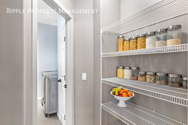 Photo du bâtiment - Modern 4 Beds, 3.5 Baths Single- Family | ...