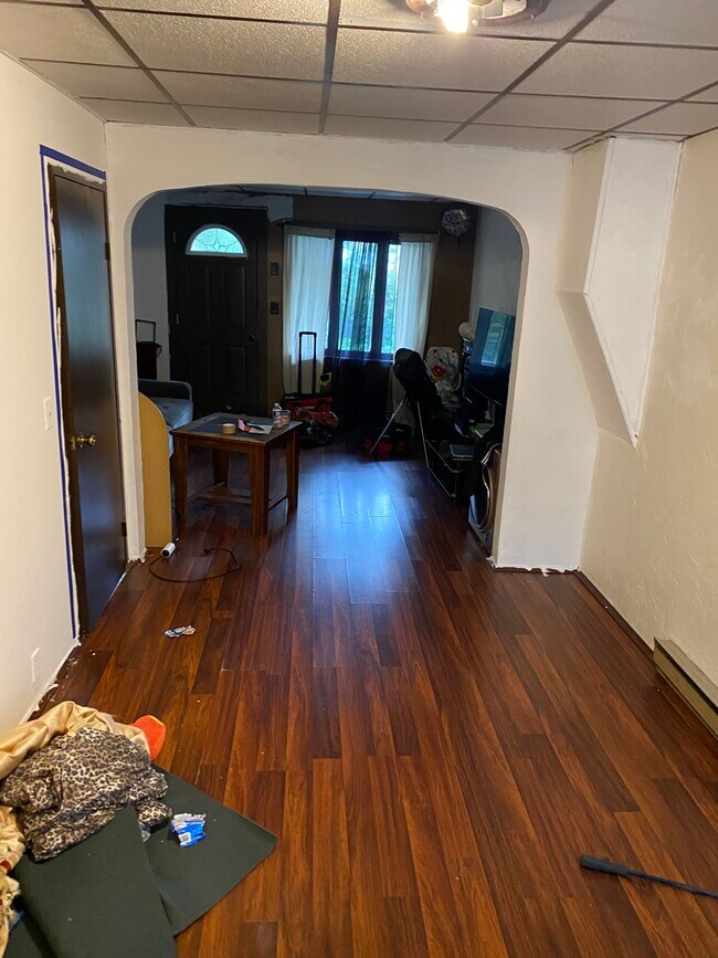 Living room - 427 W Washington St