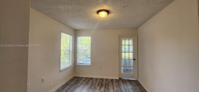 Foto del edificio - 1401 Village Blvd
