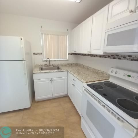 Foto del edificio - 8280 Sunrise Lakes Blvd