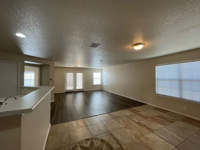 Foto del edificio - BEAUTIFUL 4 BR W/ MASTER DOWN*HARDWOOD FLO...