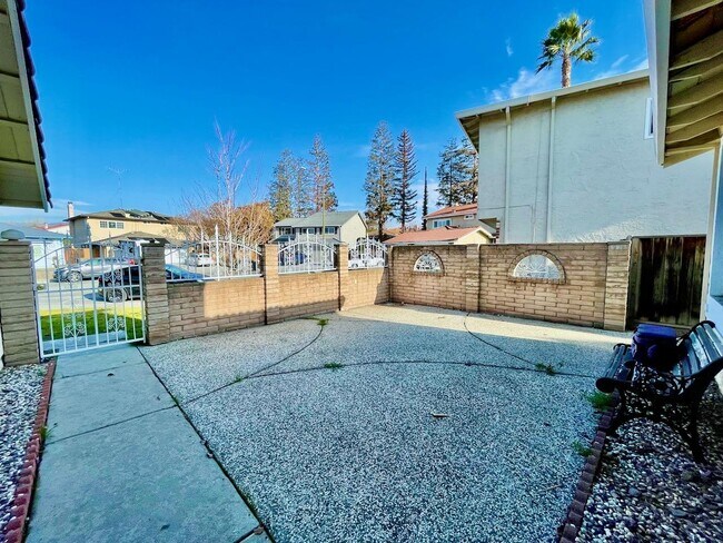 Building Photo - 837 Cape Trinity Pl