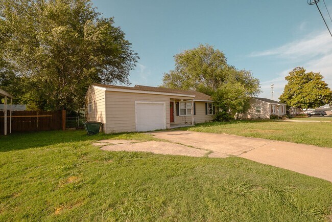 Building Photo - Beautiful 2 Bed 1 Bath In Quiet Neighborhood