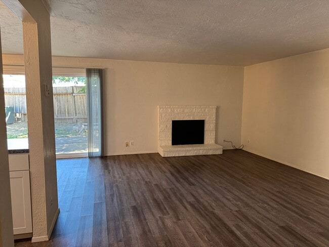 Building Photo - Updated 2-bedroom 1.5 bath duplex in Springfield!
