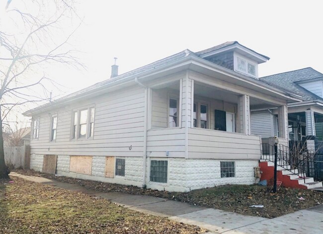 Foto del edificio - Spacious 4BR/1.5BA Chicago Home with Parki...
