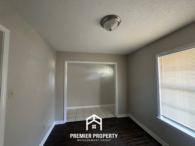 Foto del edificio - Gorgeous 4BR/2BA Bartlett Home with Brick Fireplace & Spacious Fenced Yard!