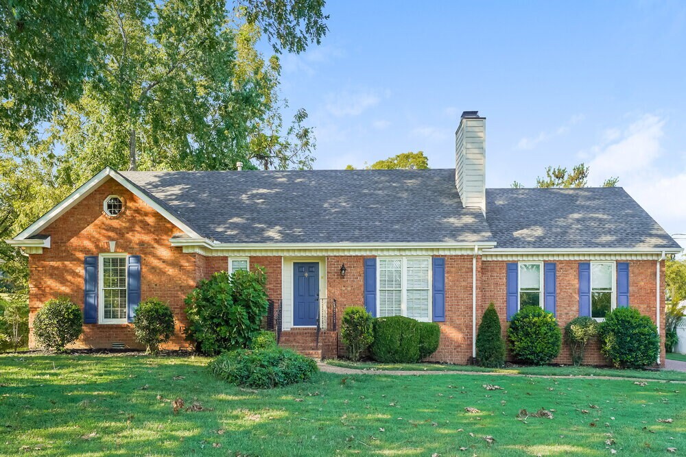 Primary Photo - 104 Luna Ln