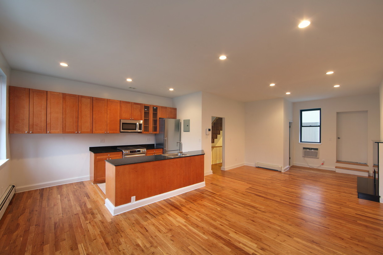 Primary Photo - 444 6th Ave
