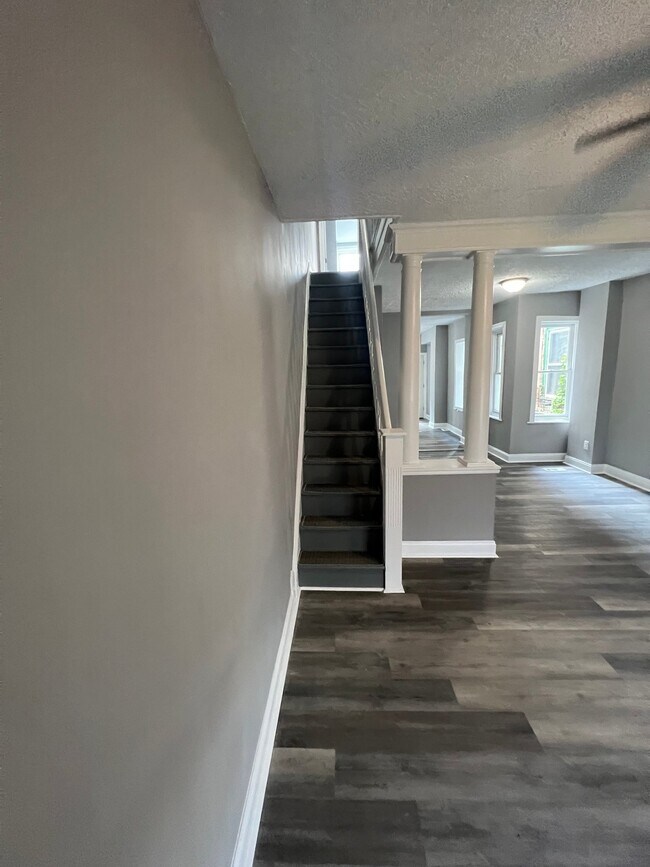 Building Photo - 114 N Yewdall St