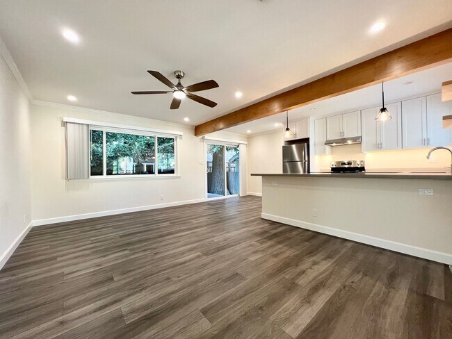 Building Photo - NEWLY REMODELED 2-BED / 2-BATH DUPLEX in P...