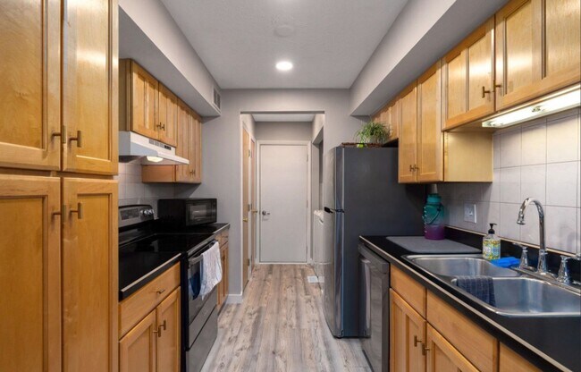 Building Photo - Remodeled 3 Bedroom Condo!