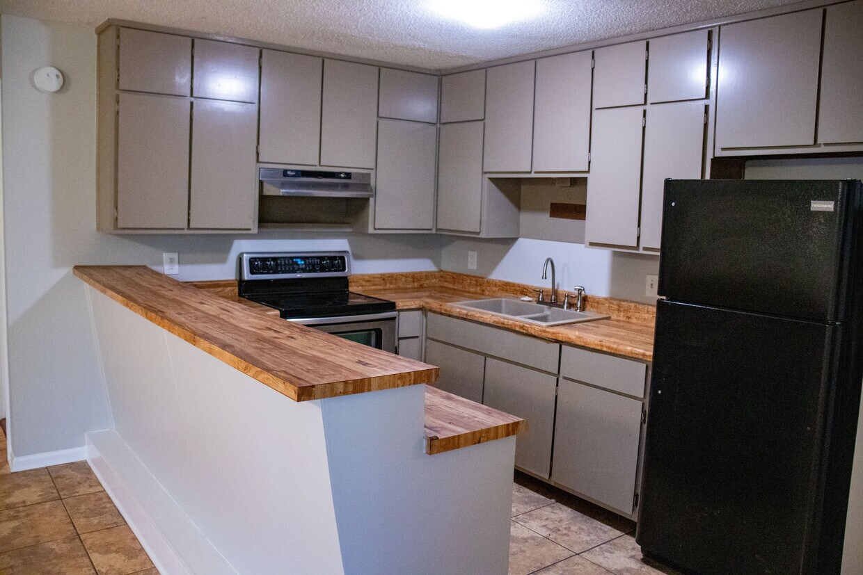 Full Kitchen - 1484 Cedar Heights Dr