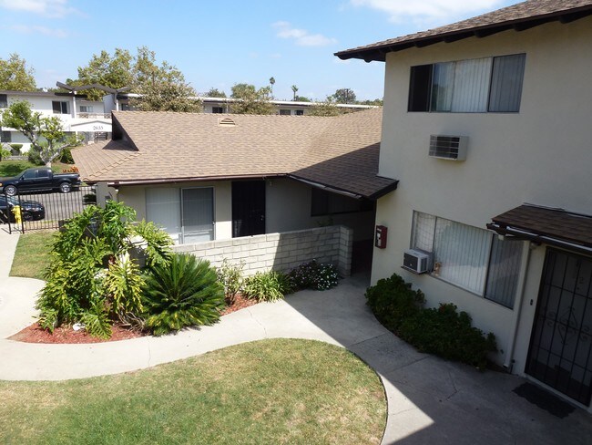 Foto del edificio - 2624-2630 Milton Ave