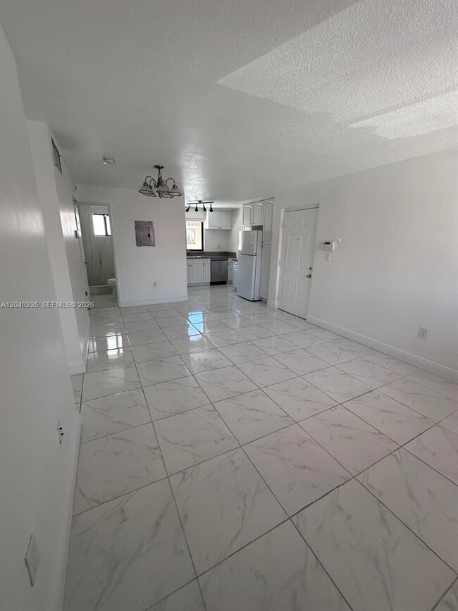 Building Photo - 2740 W 61st St