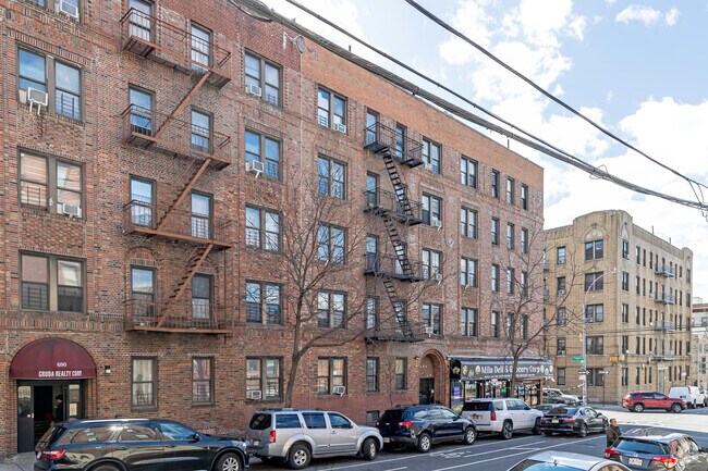 Foto del edificio - 684 E 189th St