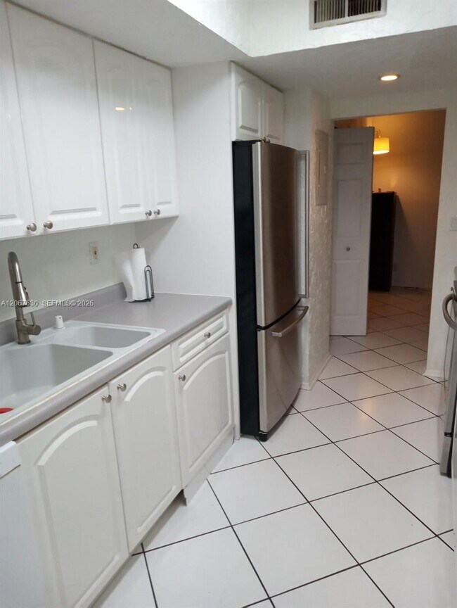 Foto del edificio - 2700 Riverside Dr