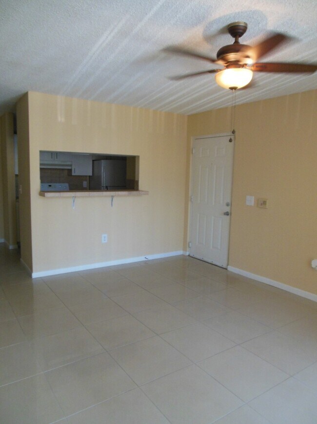 Foto del edificio - 1743 Village Blvd