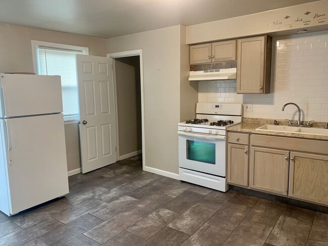 Building Photo - 146 Maplewood Avenue (Full Service)