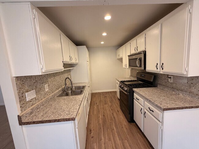Foto del edificio - Newly Remodeled 2BR/2BA Condo with Private Outdoor Space! Torrance, CA 90502!
