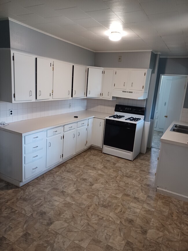 Kitchen - 518 Eastern Ave NE