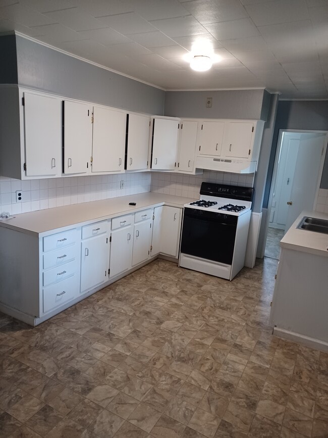 Kitchen - 518 Eastern Ave NE
