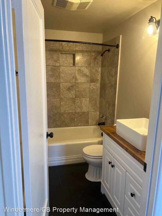 Building Photo - 2 br, 1 bath House - 130 D St SE