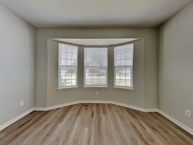 Building Photo - Charming 4-Bed, 2-Bath Home in Kansas City with Garage