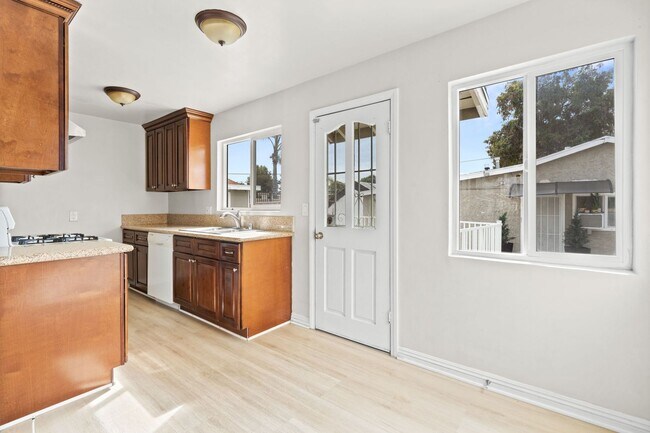 Building Photo - Discover Comfort and Convenience: Spacious...