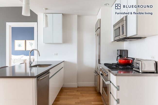 Building Photo - 550 W 54th St