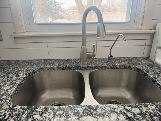 Agua potable purificada incorporada - 2305 Mayfield Ave