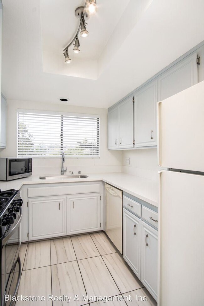 Foto del edificio - 2 br, 2 bath House - 9737 Charnock Ave Uni...